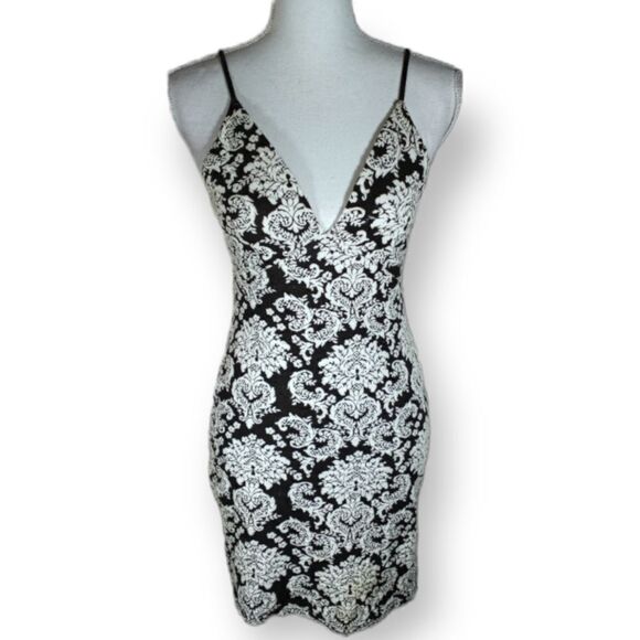 ASTR BODYCON BLACK & WHITE FLORAL DRESS SZ.M GUC - Picture 1 of 11